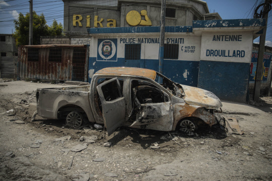 지난 20일(현지시간) 아이티 포르토프랭스에서 불에 탄 채 도로에 방치된 경찰차[AP 연합뉴스 자료사진]